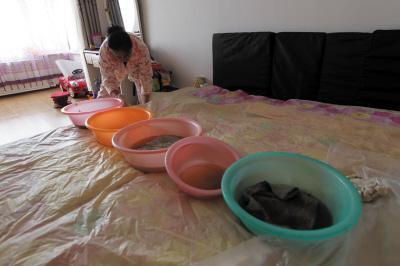 湘西楼上漏水，住户失联，小区没物管，业主维权难！律师来支招……
